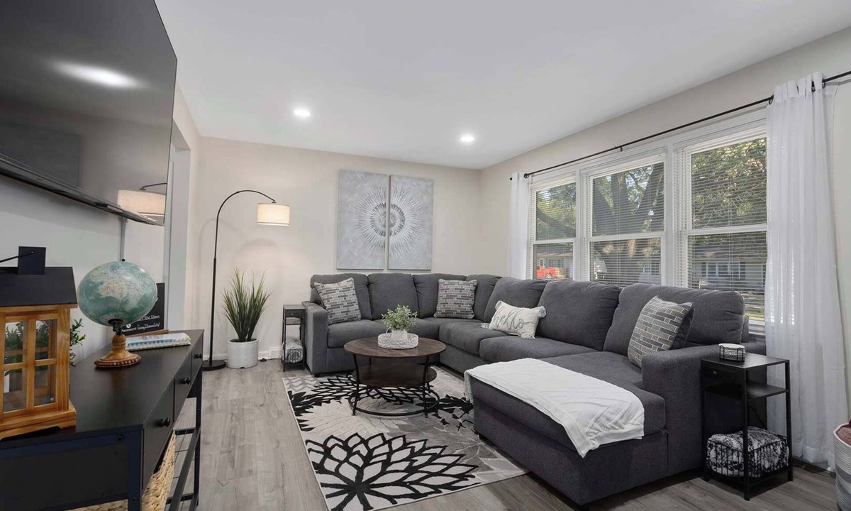Lee's Summit House | Cozy Home King Beds,Fenced Yard | Sleeps 6