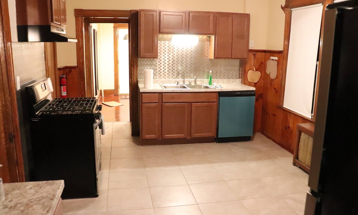 Springfield House | COZY HOME- Located on a quiet Worthy Street with a home in its own compound.