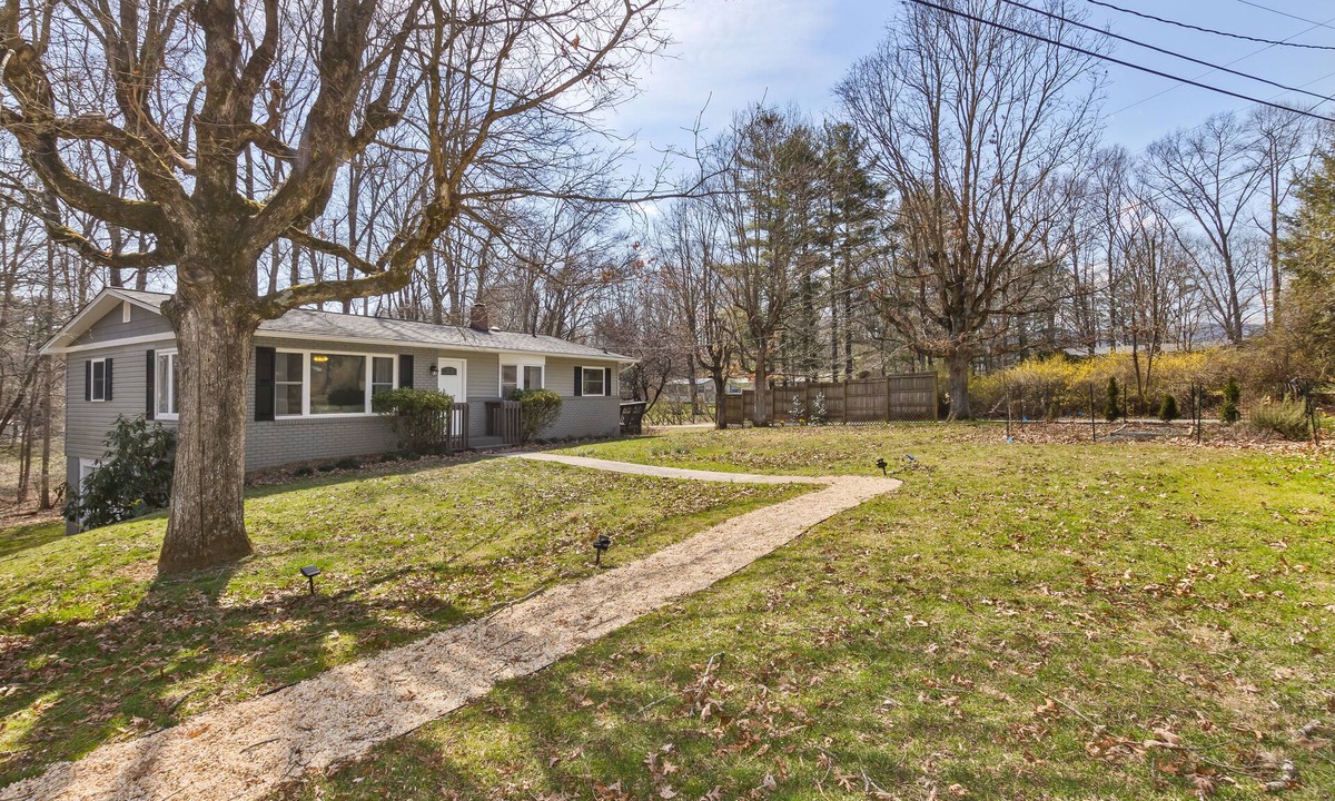 Arden House | Cozy Home Near Asheville Fire Pit Dog Friendly