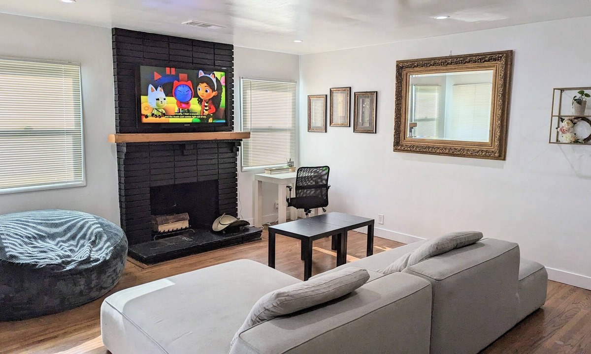 Harbor Gateway North House | Cozy Home on the Hill