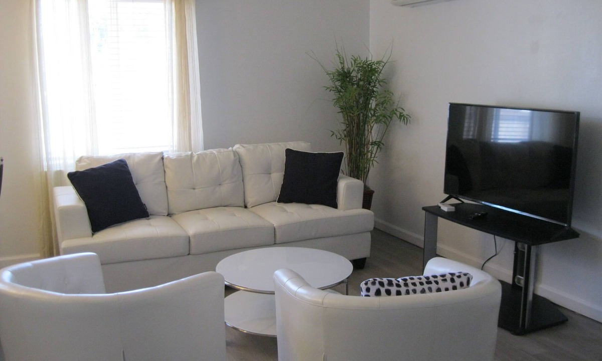 Arlington House | Cozy House with Fully Fenced & AC & Garage for Long & Short Term Rental