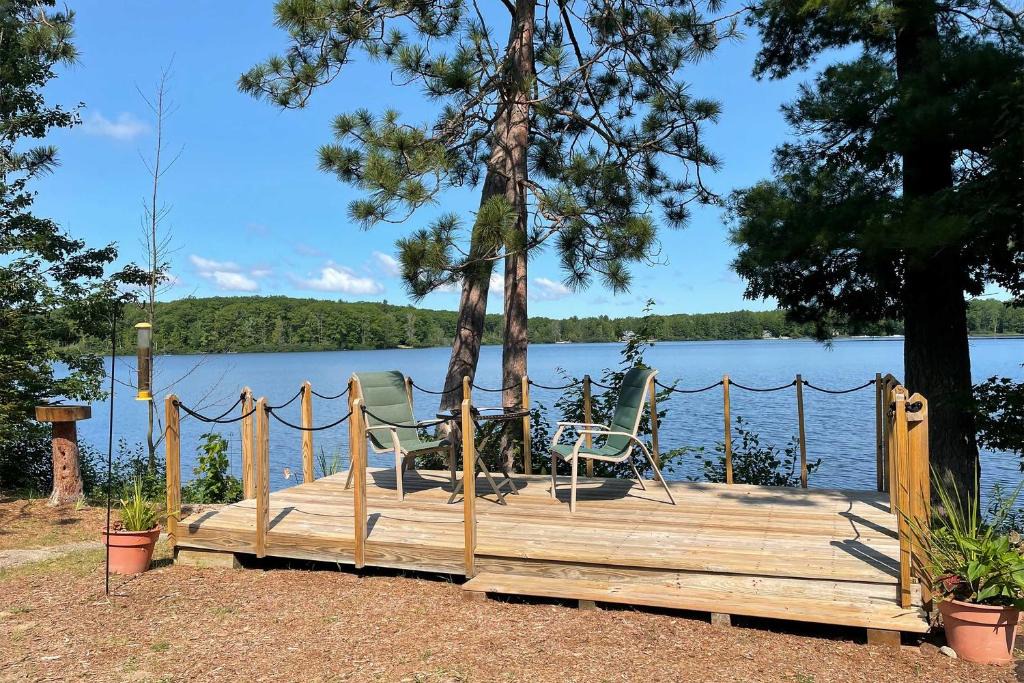 Interlochen House | Cozy Interlochen Cabin w/Dock: 1 Mi to Green Lake