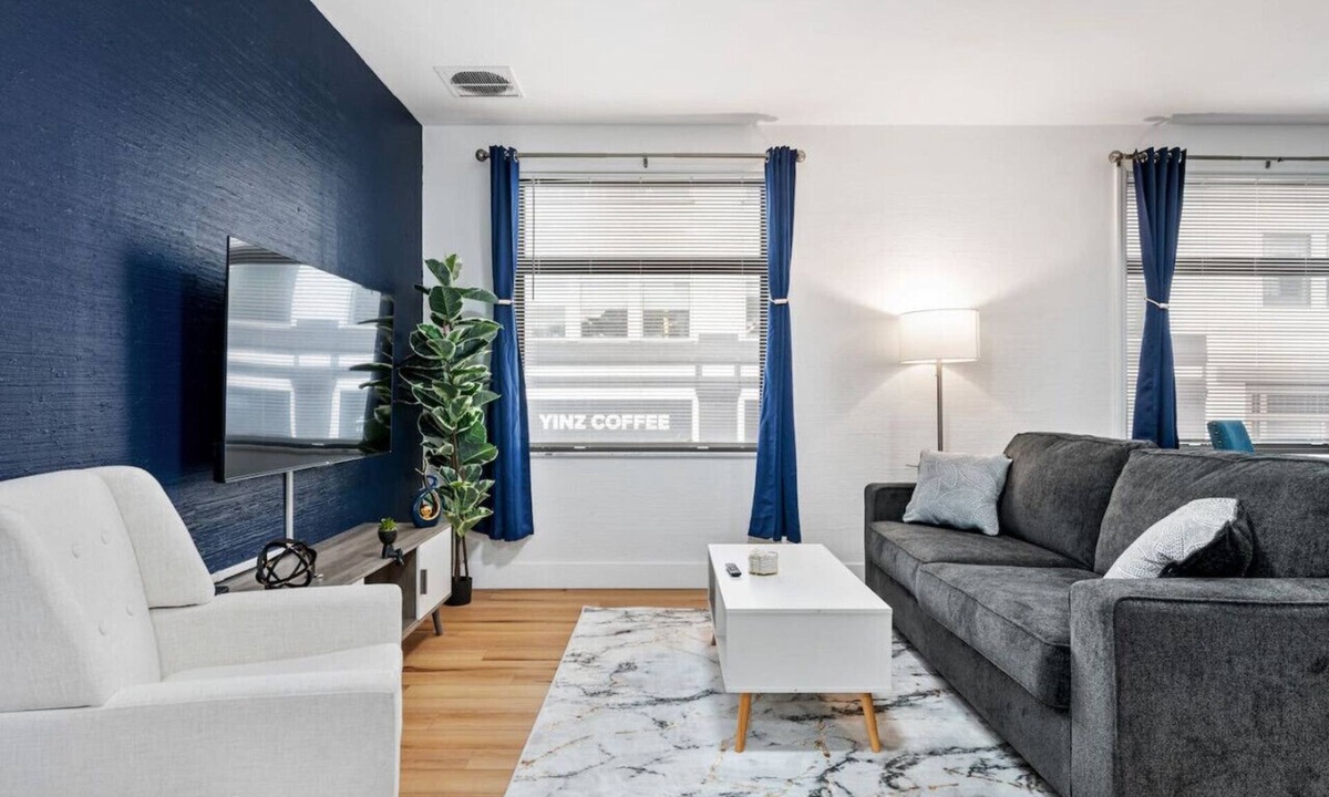 Friendship Apartment | Cozy King Suite|Central, Workspace + Free Parking