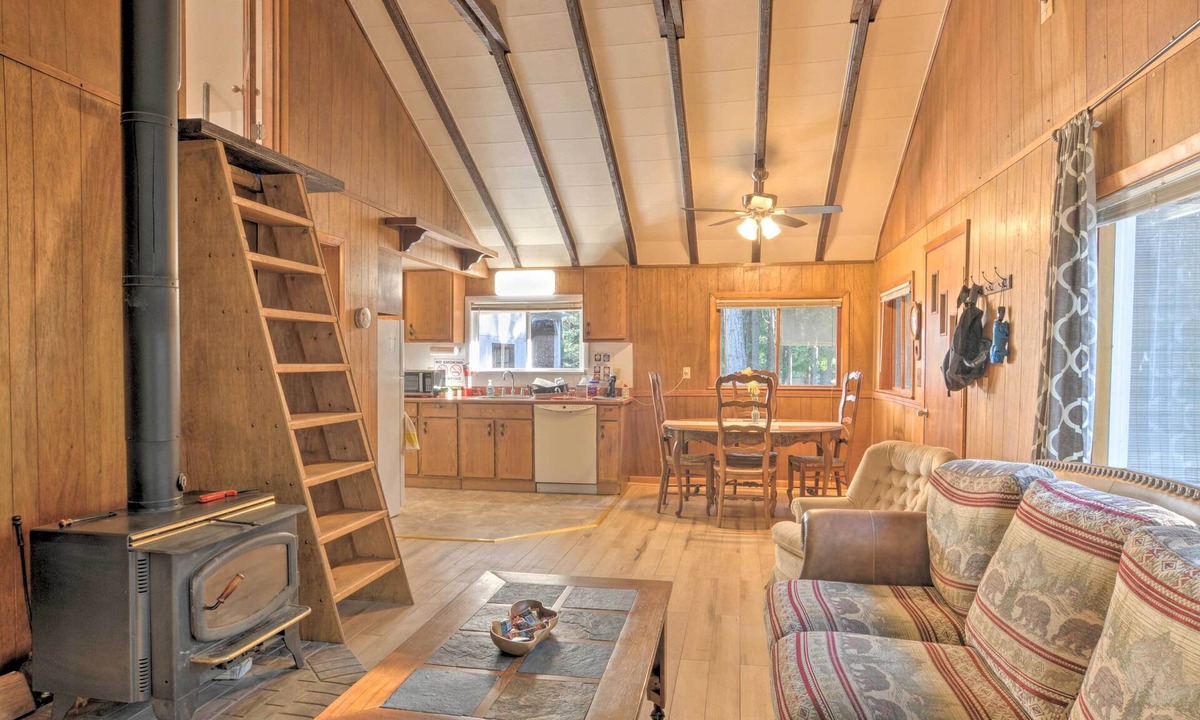 Klamath Falls House | Cozy Klamath Falls Home Near Fishing & Parks!