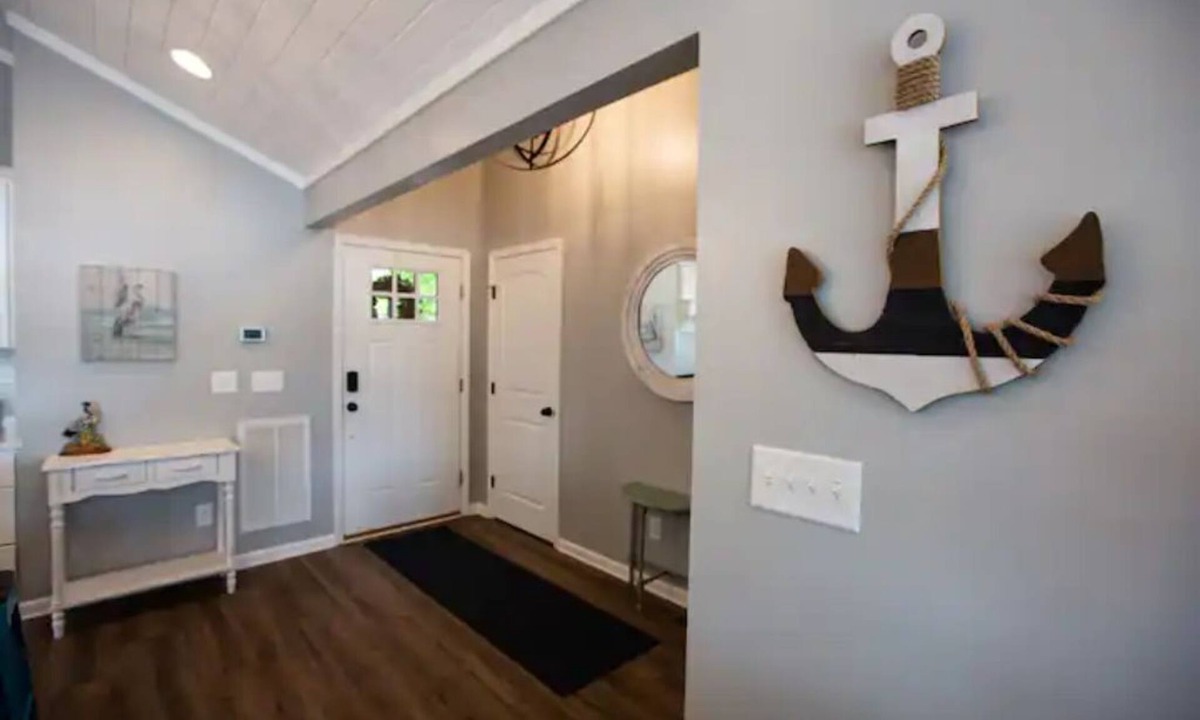Lyman Cottage | Cozy, lake front cottage