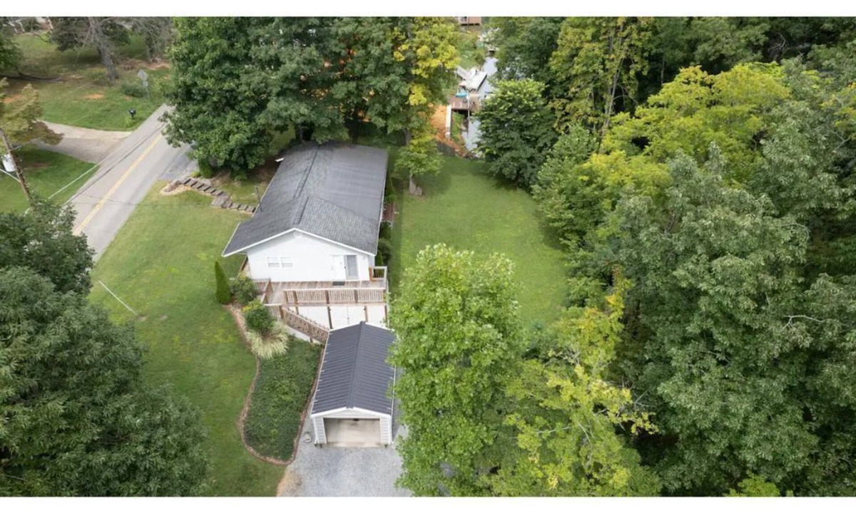 Johnson City House | Cozy lake house with large deck- close to town