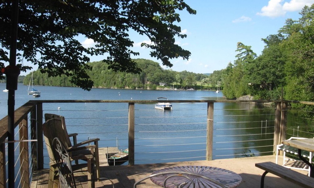 North Ferrisburgh Cottage | Cozy lakefront 2 1/2 bedroom 1 bathhome on Lake Champlain, with dock and deck.