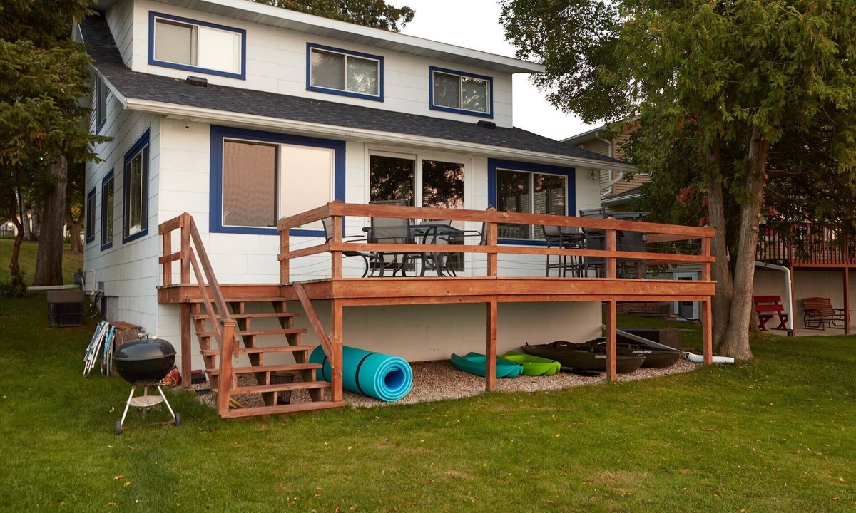 Shawano Cottage | Cozy Lakefront Cottage — Sunsets, Kayaks, Fishing, Paddleboards, Water Mat