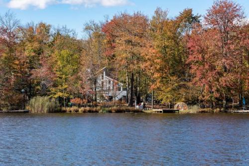 Tobyhanna House | Cozy Lakefront Poconos Cabin Hot Tub Kayaks