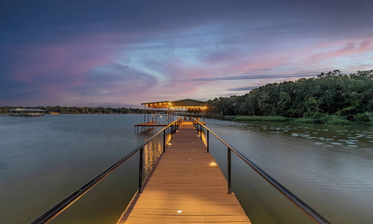Quinlan House | Cozy Lakefront Serenity-Dock & Boatlift, Firepit & Fish