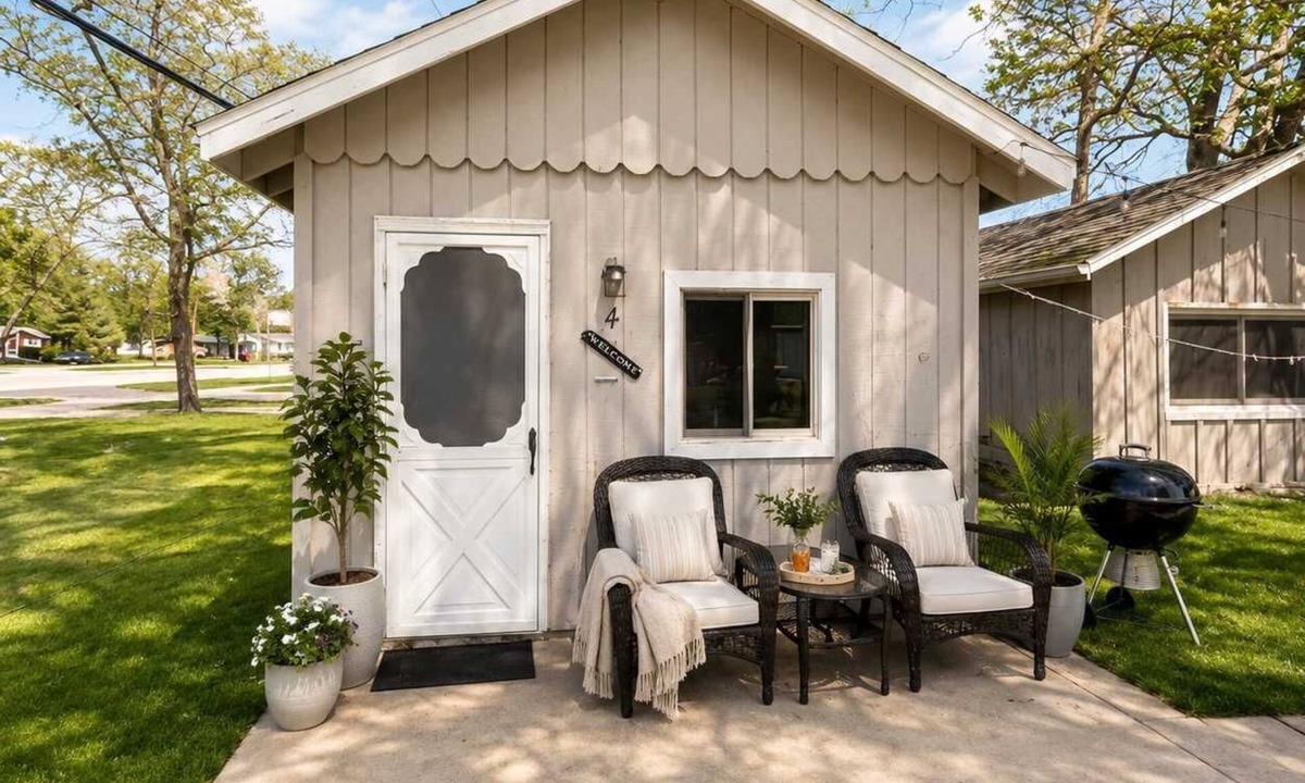 Oscoda Cottage | Cozy Lakeside Hideaway