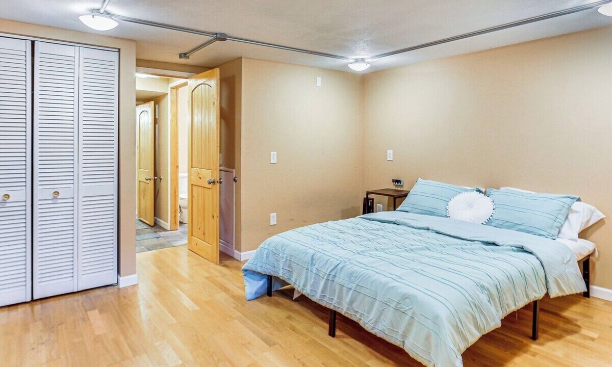 South Side Slopes House | Cozy Loft Studio in a Triplex, near SouthSideWorks