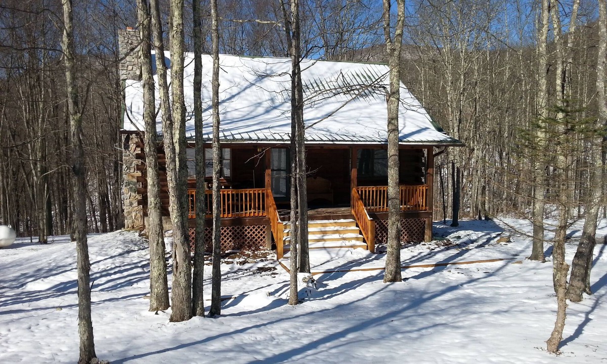 Slatyfork Farm Cabin | Cozy Log Cabin Close to Snowshoe, 2 Bedrooms and a Loft