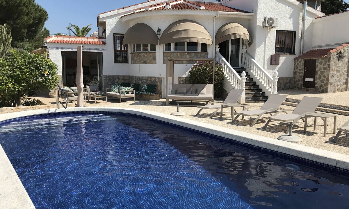 Quesada Villa | Cozy luxury villa and private pool and countless relaxing places to enjoy sun