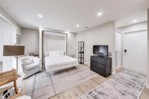 Marina District Apartment | Cozy Marina Studio w Murphy Bed & Garden Oasis