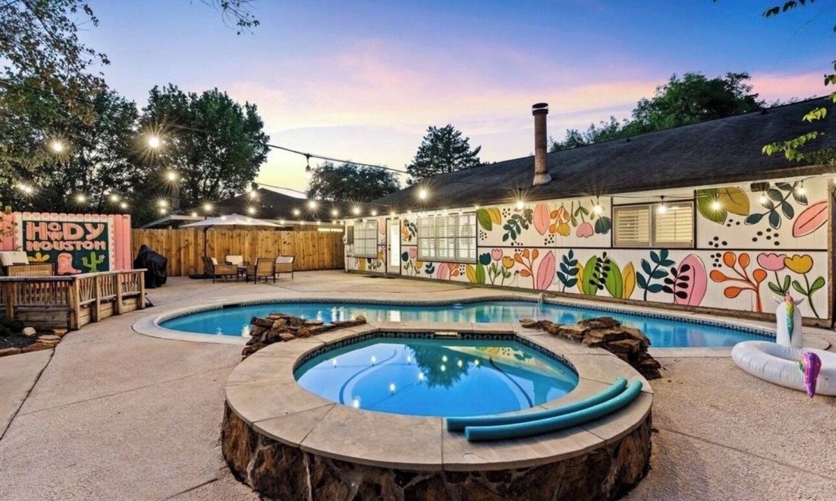 Spring House | Cozy Meets Fun, Pool, Hot Tub, Instagrammable Spaces, & Close to IAH Airport