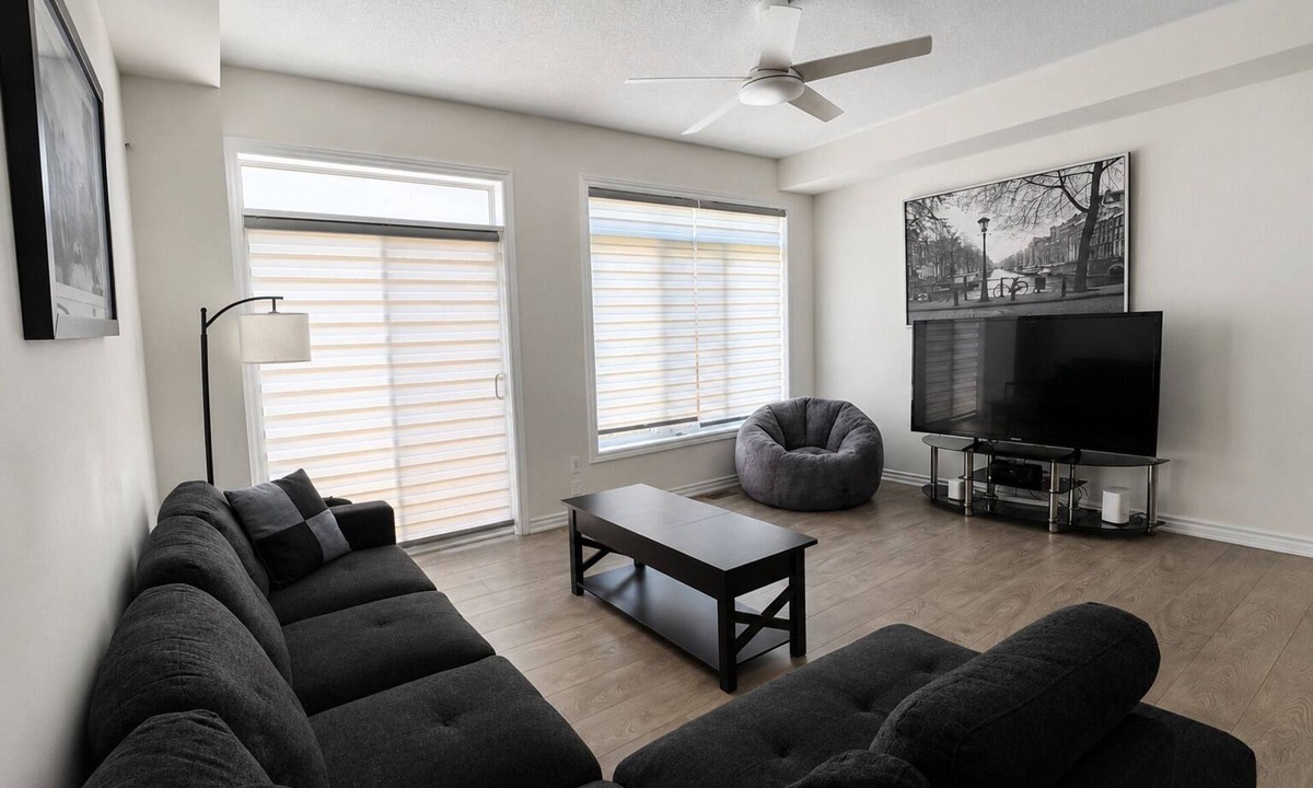 Alcona House | Cozy & Modern 2BR Smart Home—Minutes to Innisfil Beach Park, Shops & Restaurants