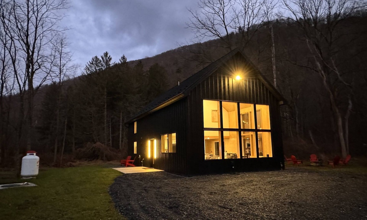 North Bend Cabin | Cozy modern cabin in the woods. 5+ acres. 16 min's to Hyner. 1hr PSU. EV CHARGER