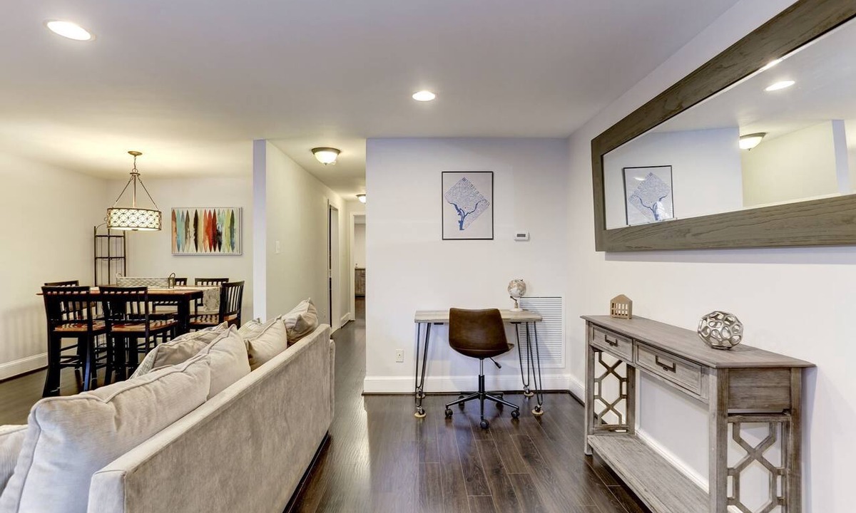 Southeast Apartment | Cozy Modern Capitol Hill apartment, 2 blocks to Metro, Walk to Attractions