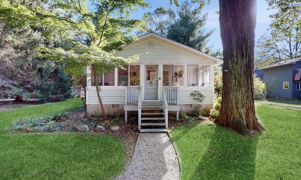 Lakeside House | Cozy Modern Cottage, Near beach & Town, Lovely Large Back Yard, WIFI, & W/D