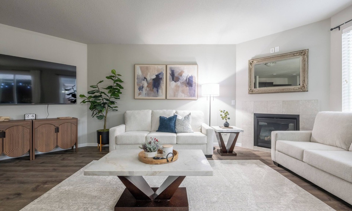 Vancouver House | Cozy Modern Home!