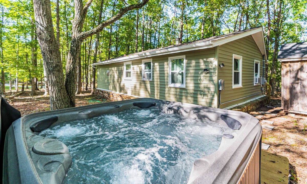 Berkeley Springs Cabin | Cozy & Modern w/Hot Tub, Fire Pit, Grill & Pond