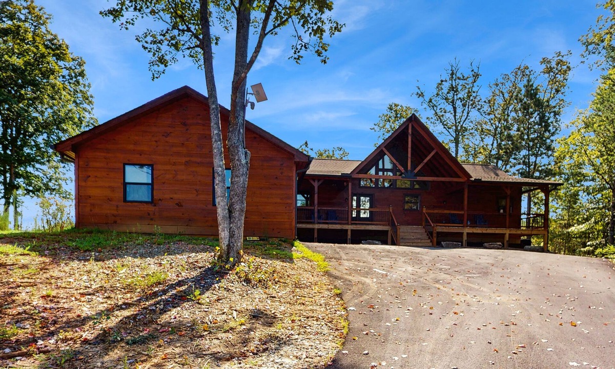 Mineral Bluff Cabin | Cozy mountain cabin with EV charger, game room & forest views