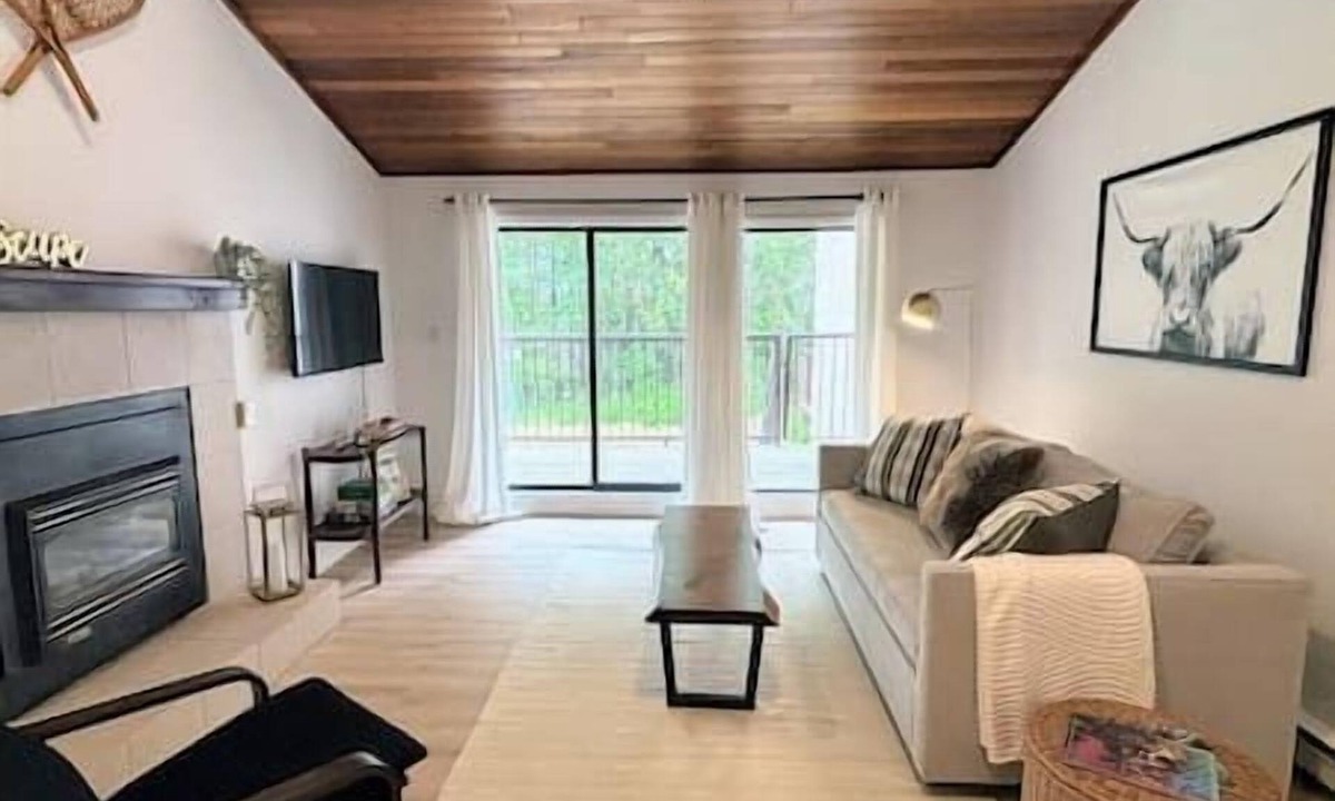 East Kootenay Apartment | Cozy Mountain Edge condo/Ski in and out