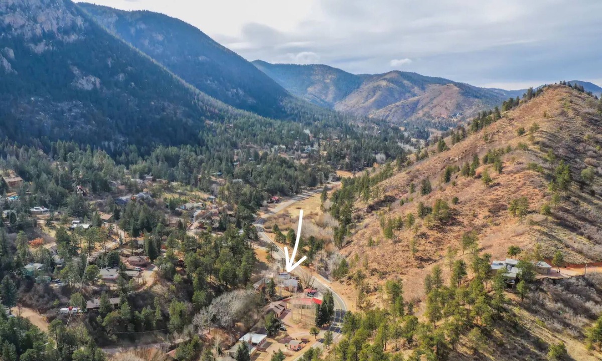Cascade-Chipita Park House | Cozy mountain home surrounded by nature, trails, wildlife and 360° mtn views