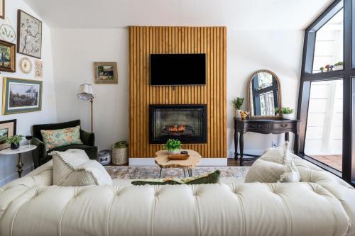 Kachina Village House | Cozy Mountain Mushroom Cabin