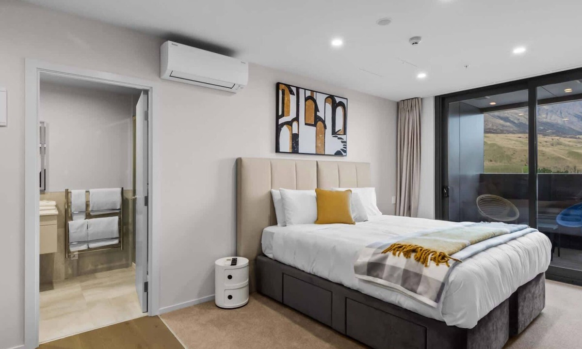 Frankton Apartment | Cozy Mountain Studio with Balcony Views