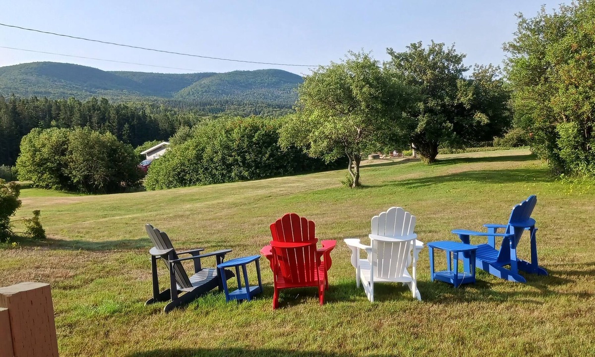 Cheticamp House | Cozy Mountainview Bungalow. French Fishing Village. Whale Watching tours.