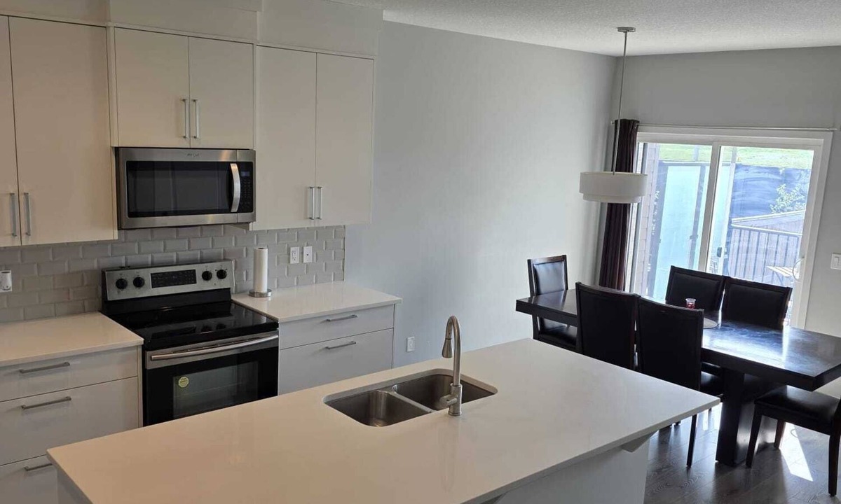 Cranston House | Cozy n Spacious 3BR House w/driveway available for short/Long term