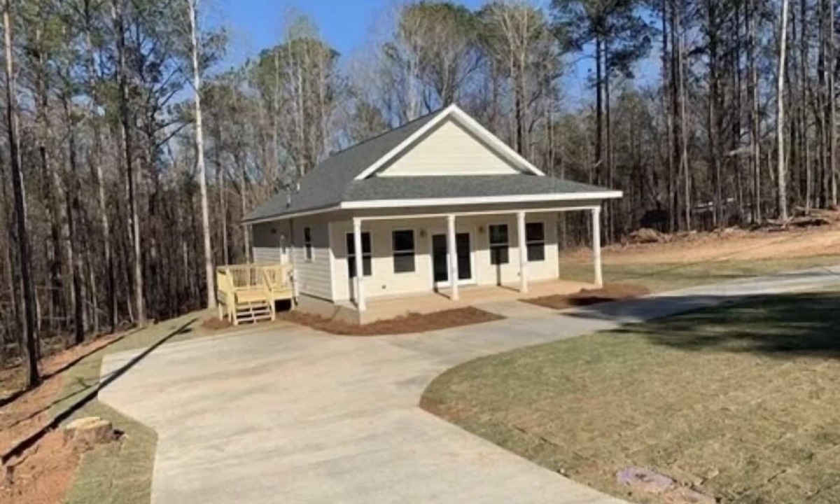 Dadeville House | Cozy Newer Construction! Lake access, not waterfront.