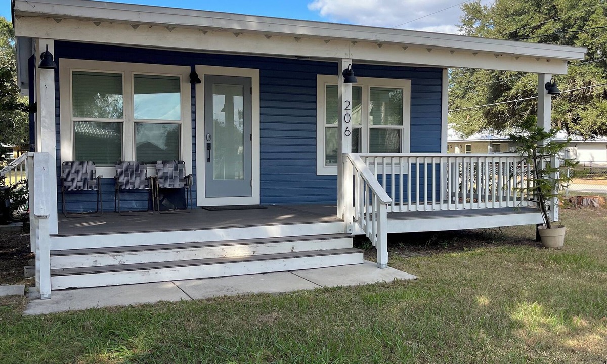 Walker's Island House | Cozy, newly remodeled bungalow