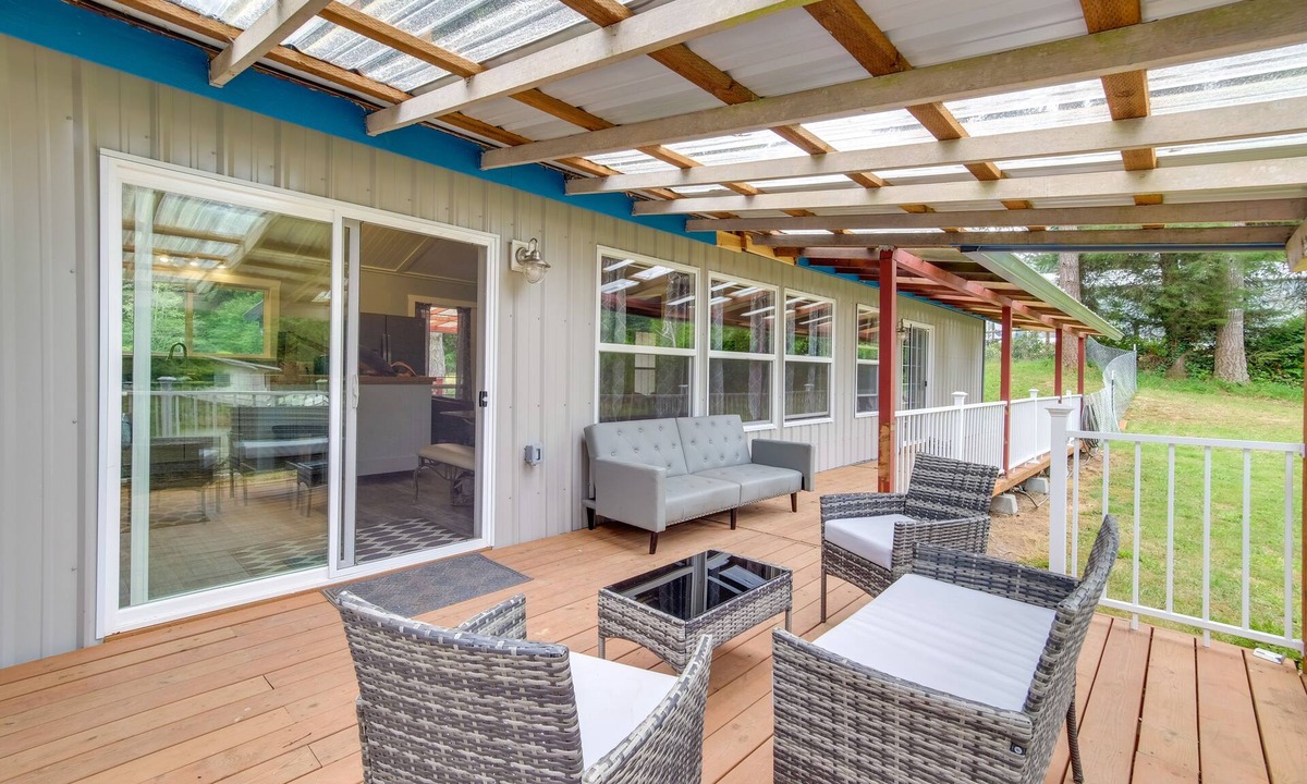 North Bend House | Cozy North Bend Getaway Near Dunes + Ocean!