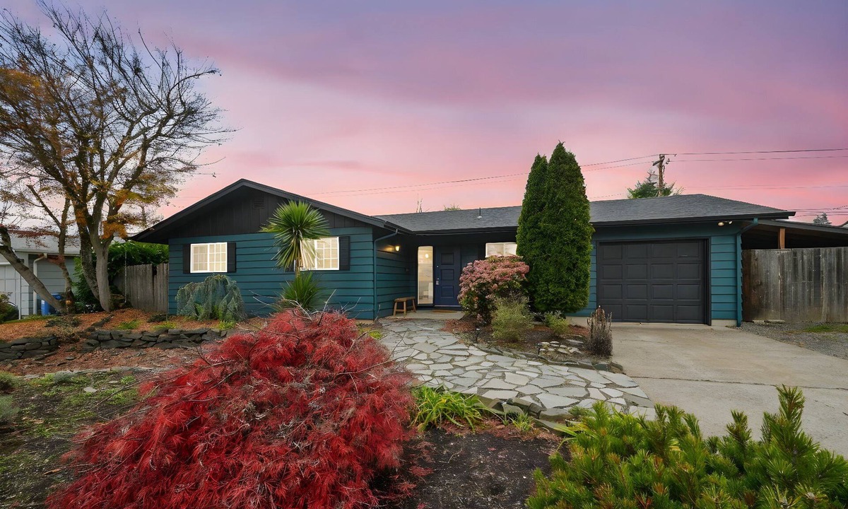 Central Oregon House | Cozy North Eugene Bungalow, Center of Eugene. Close to Autzen Stadium!