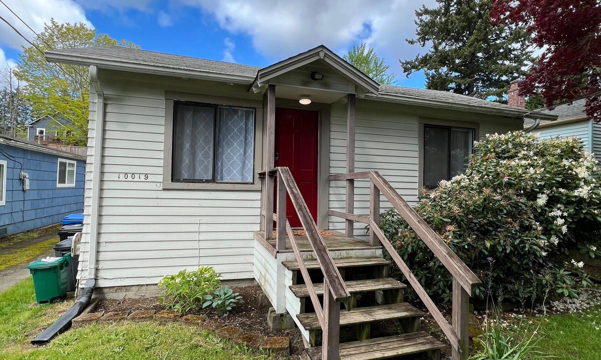 Licton Springs House | Cozy North Seattle Bungalow Fenced yard, Near I-5 & Light Rail Downtown MTR&LTR
