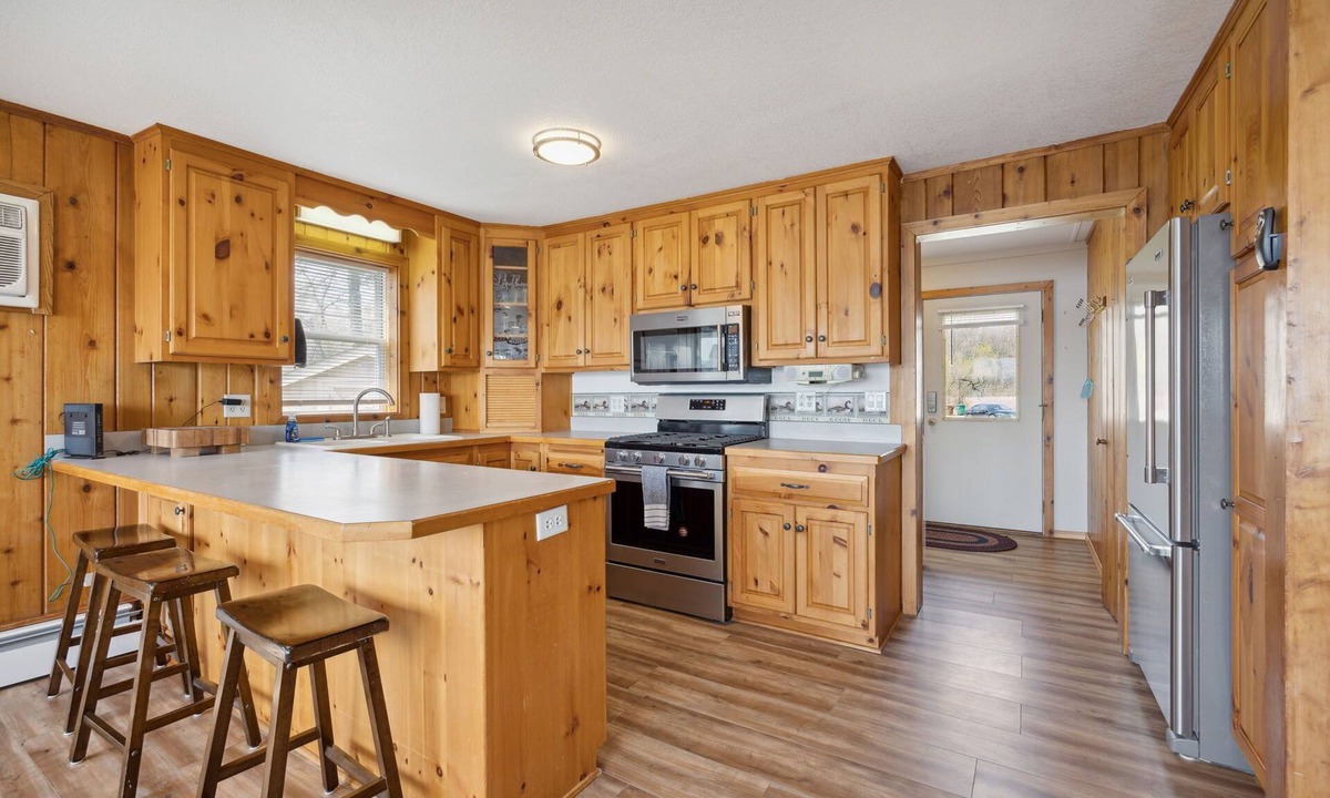 South Haven Cabin | Cozy Oasis on Bass Lake!