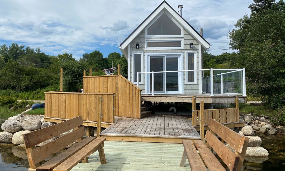 Chester House | Cozy oceanfront boathouse with stunning 360 views!