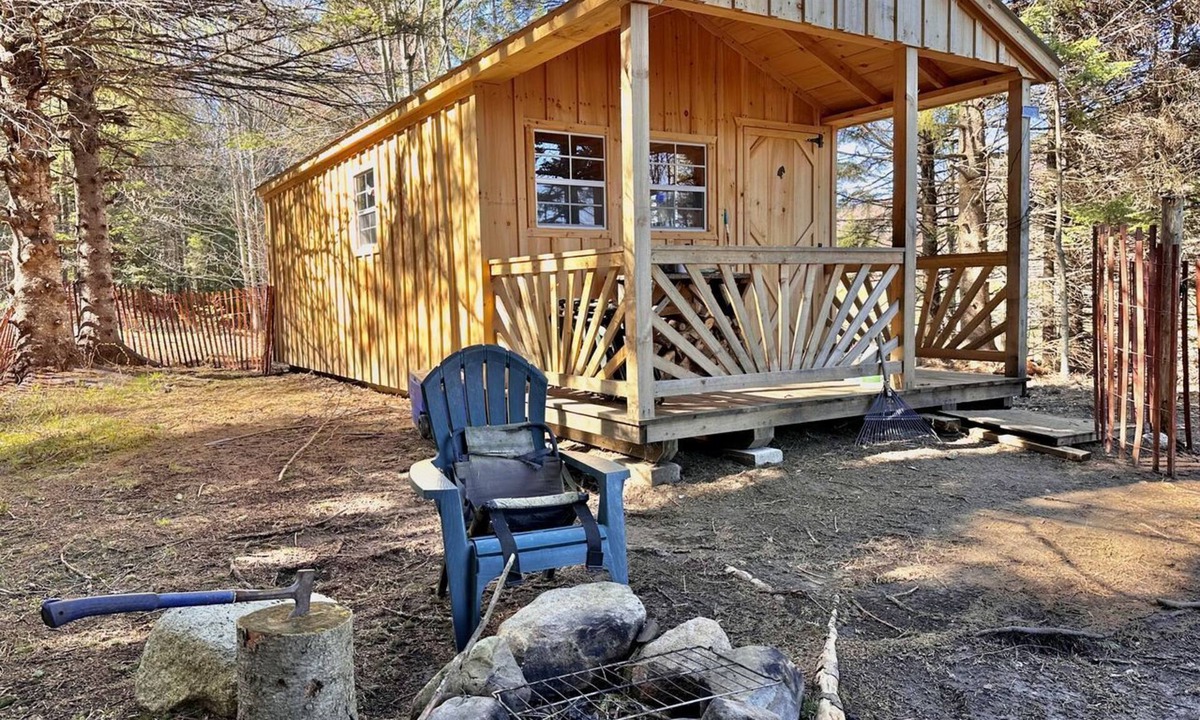 Barton House | Cozy Off-Grid Cabin with Breathtaking Serene Views for a Peaceful Getaway Surrounded by Nature in Barton, Vermont