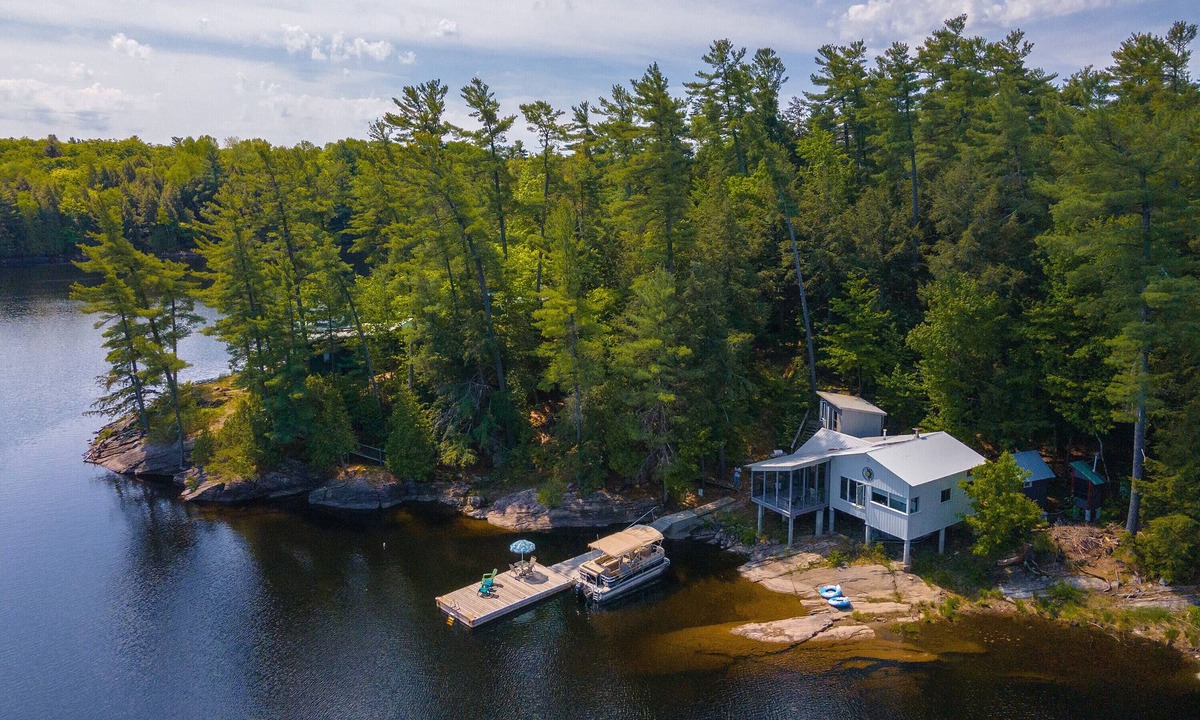 Whitestone Cottage | Cozy Off-Grid Lake House Cottage on Lake Wah-Wash-Kesh