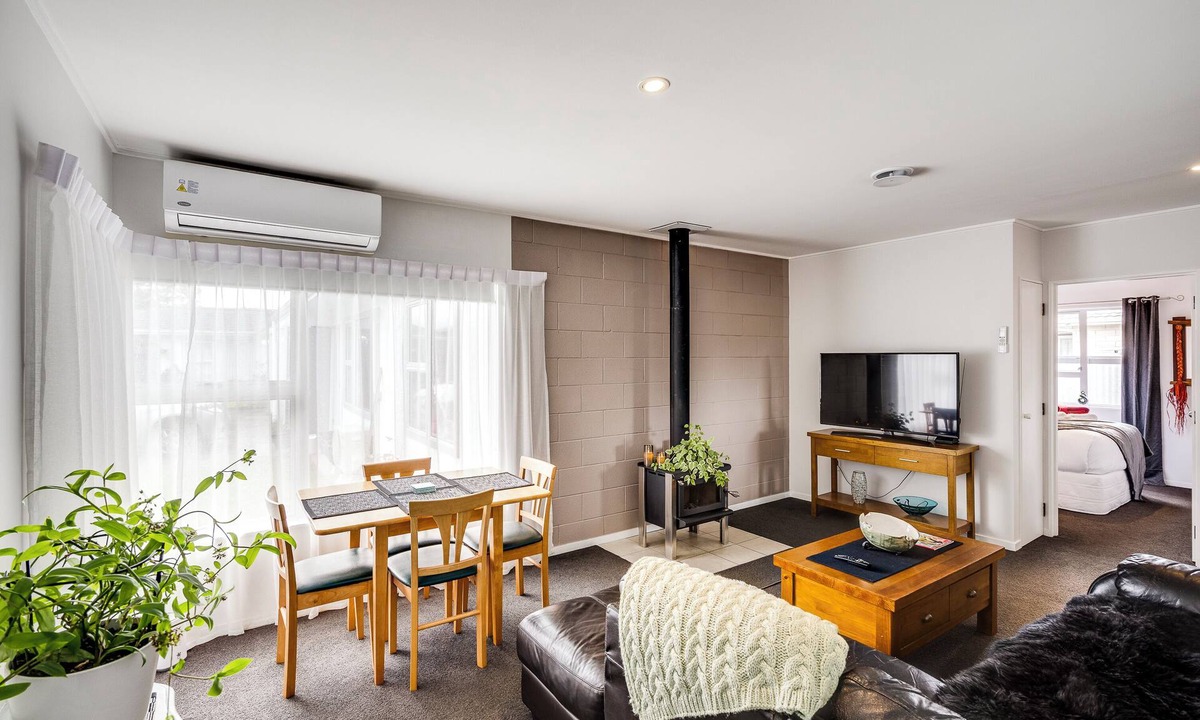 Hastings House | Cozy on Clive - Hastings Holiday Home