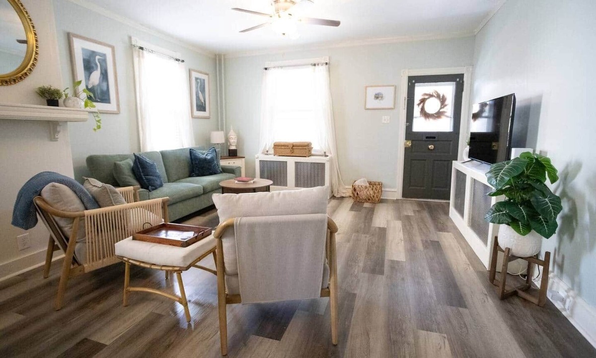North Wales House | Cozy on Walnut 5 Min walk to train+ close to Merck+ Pet friendly- fully fenced.