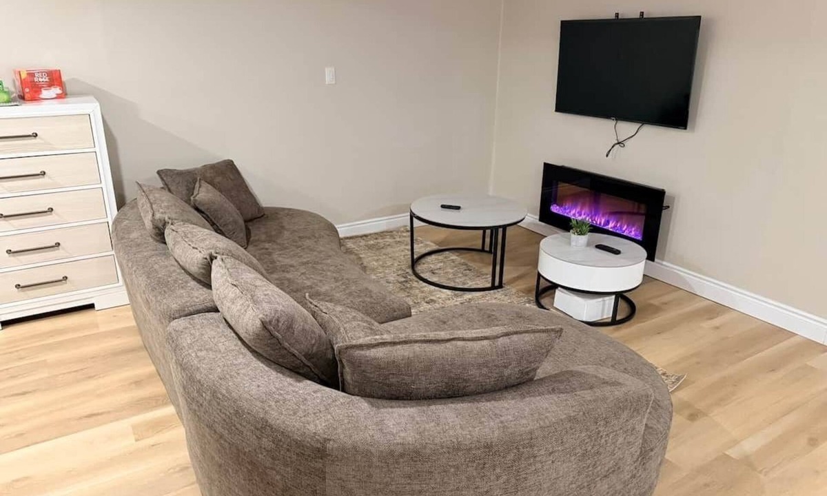 Sudbury House | Cozy Open-Concept Suite