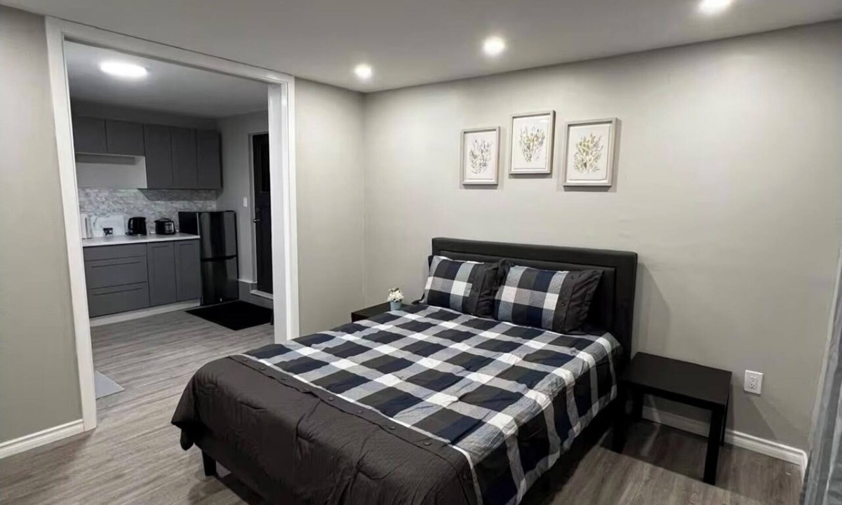 Curran Hall House | Cozy Open Studio in a Serene Neighbourhood