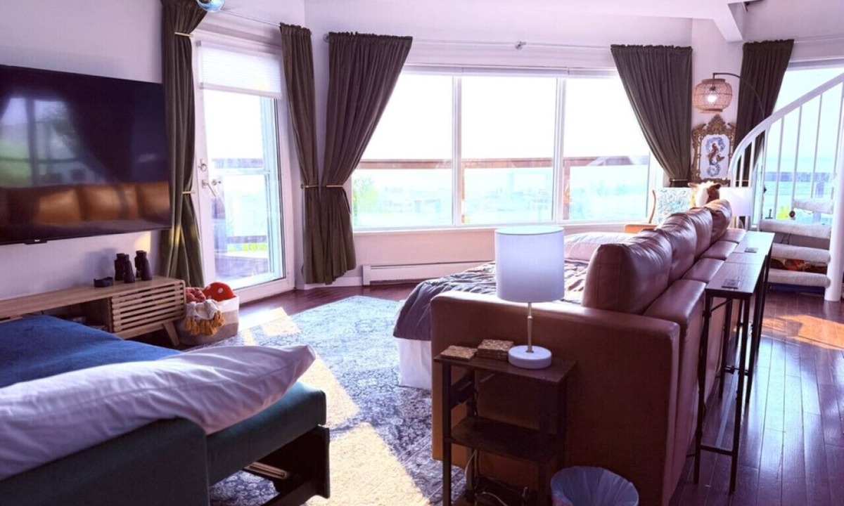 Observation Hill Apartment | Cozy Panoramic Lake and Lift Bridge Views