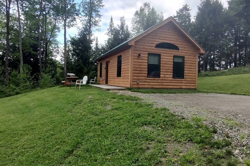 Hyde Park House | Cozy Pet-Friendly Cabin in Hyde Park, Vermont - Perfect for a Nature Escape near the Green River Reservoir State Park