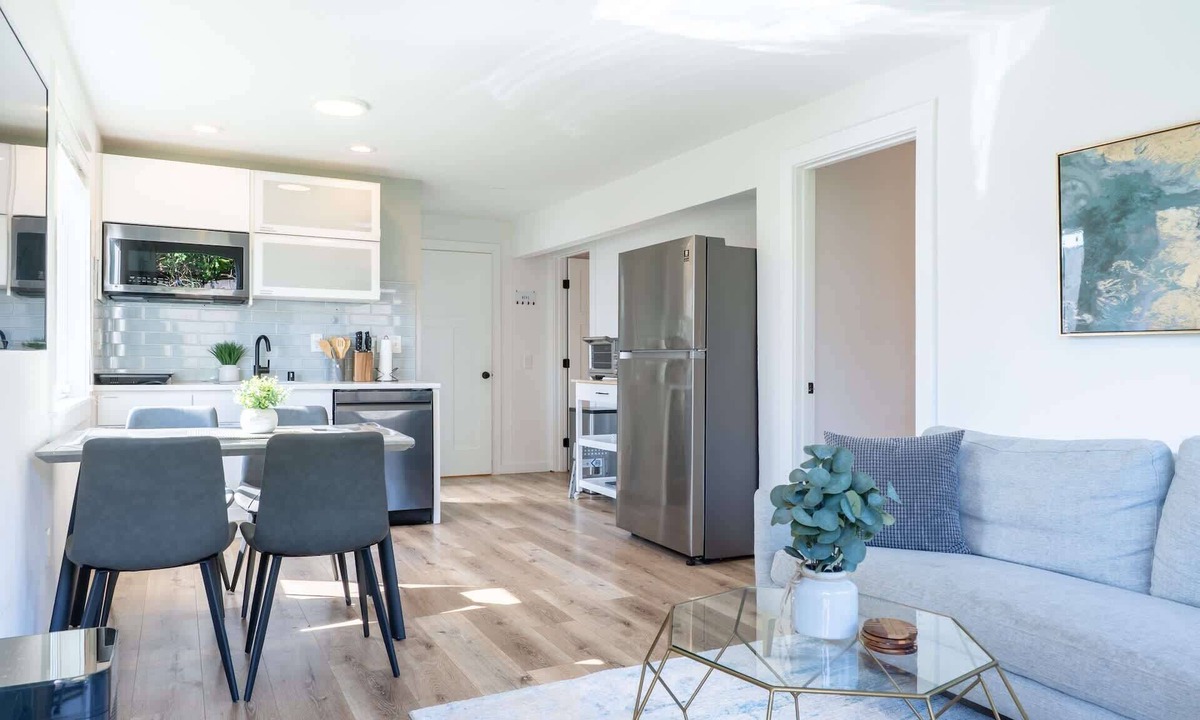 Greenwood House | Cozy Pet friendly Downstairs Retreat in Seattle