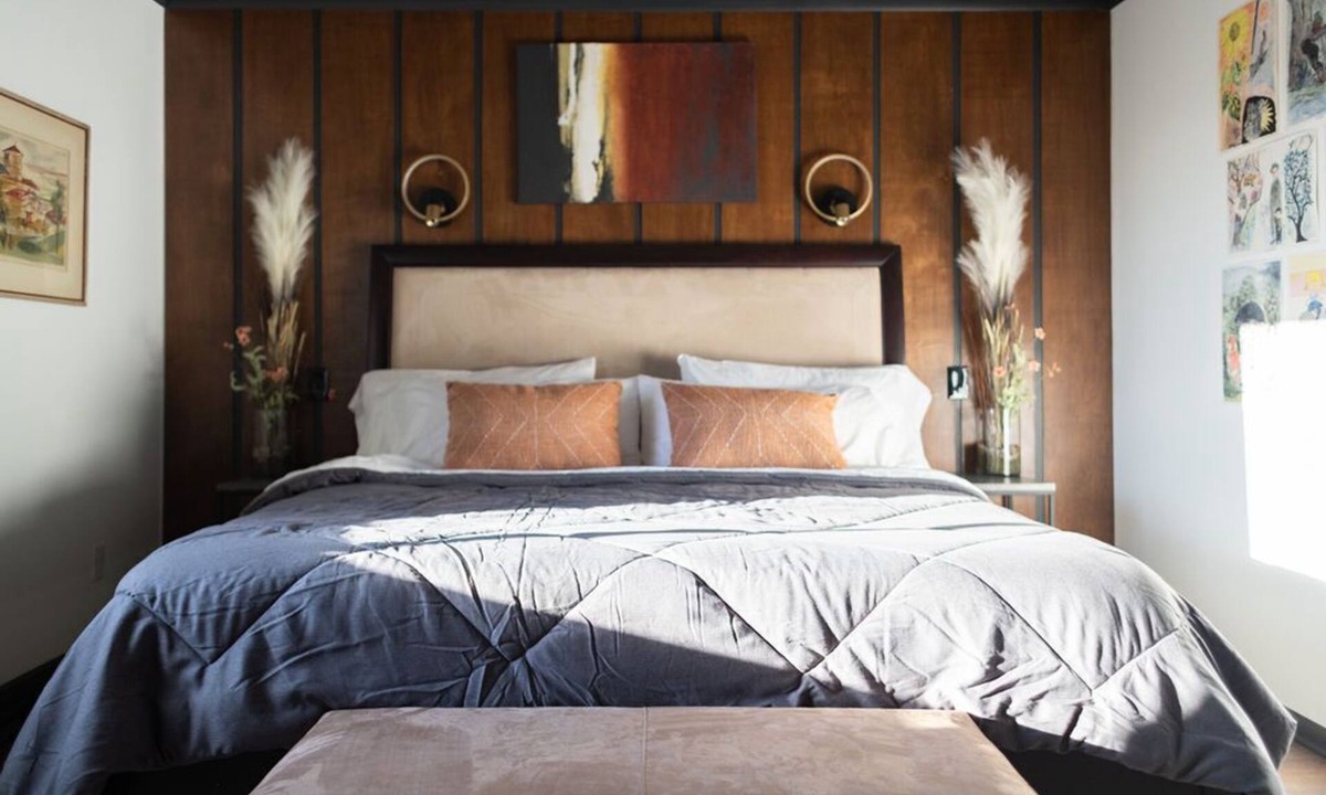 Seven Hills House | Cozy, pet friendly, Mid-Century style home loaded with books, movies, games.
